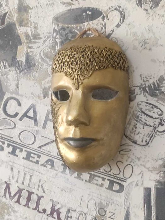 Маску интерьерную продам недорого