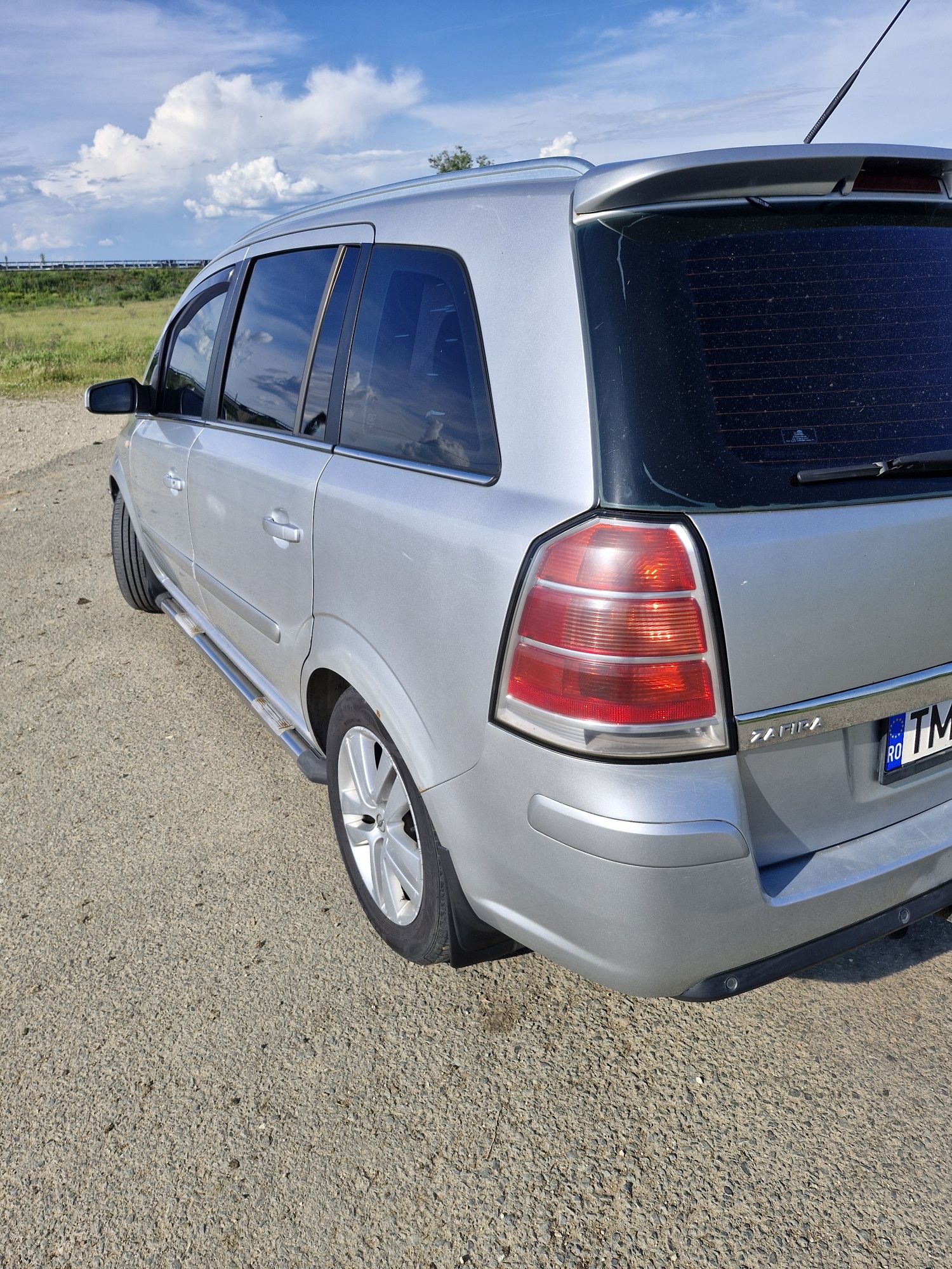 Vând opel zafira