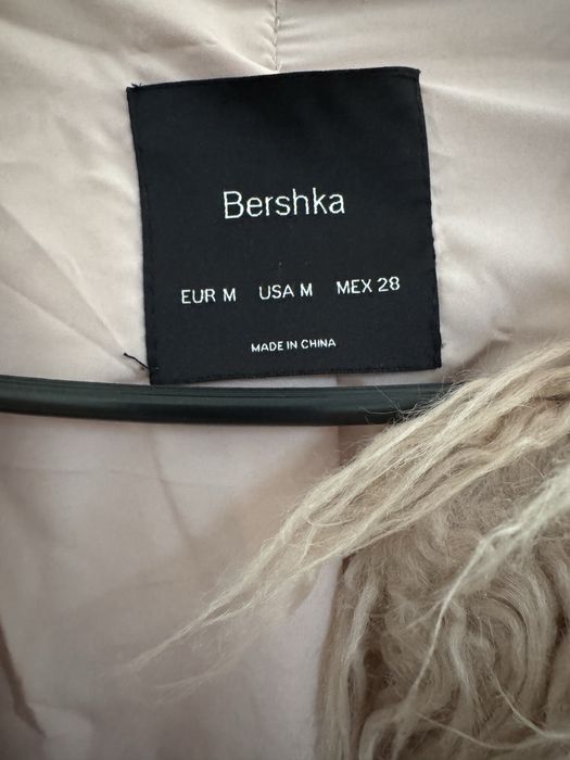 Jacheta blanita Bershka