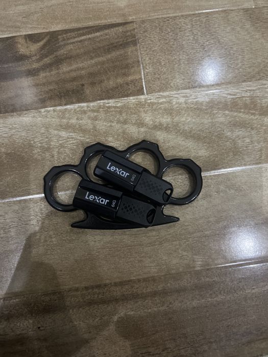 Lexar fleshkani tagidagi qora kstt