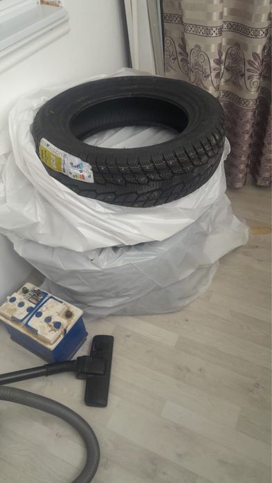 Новые шипованные шины в упаковке