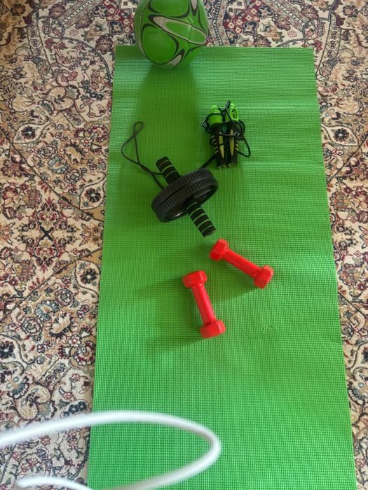 Продается спортивный коврик, гантели, мяч, скакалка