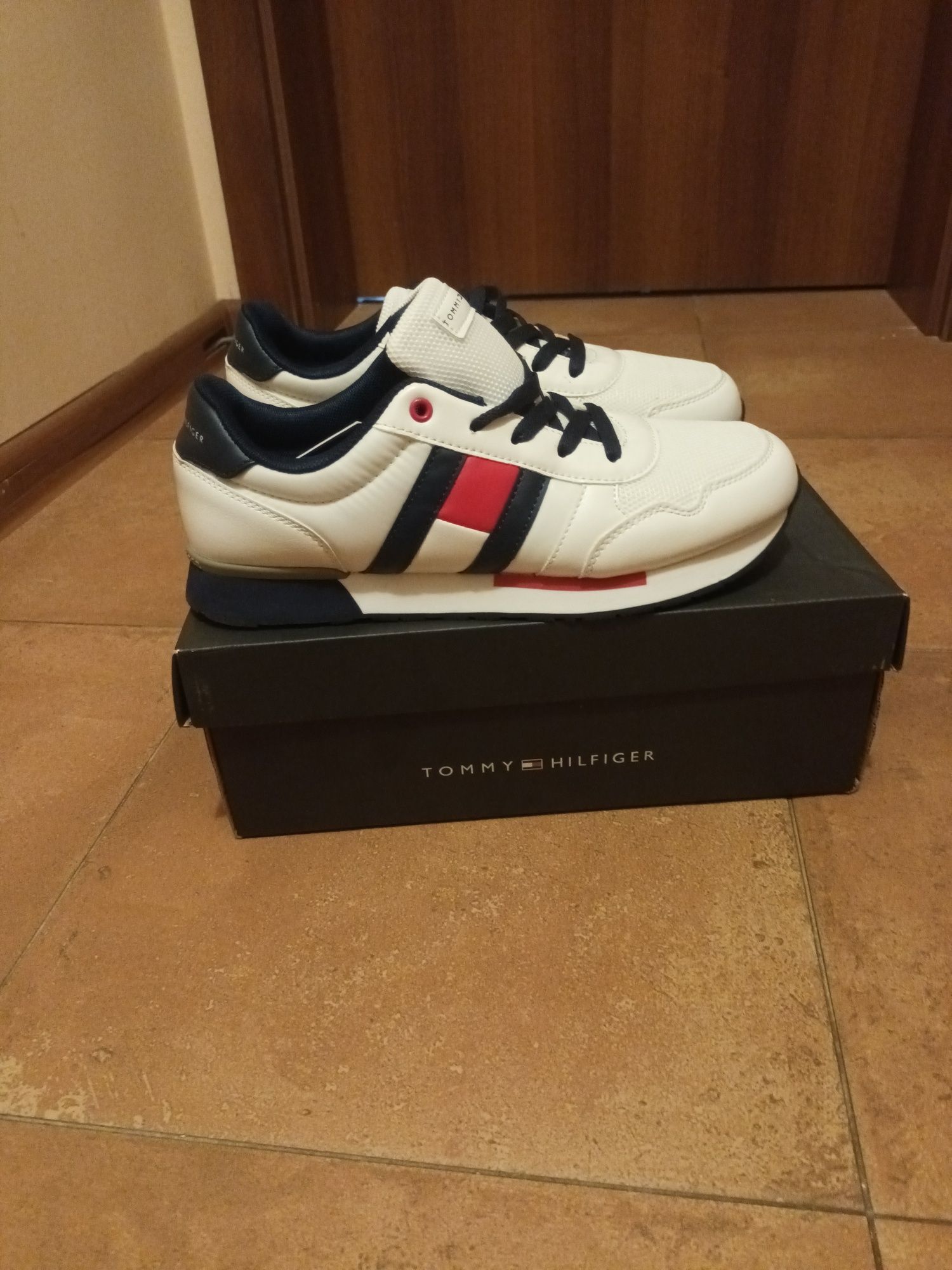 Tommy Hilfiger-Нови Оригинални маратонки
Сникърси Low Cut Lace-Up Snea