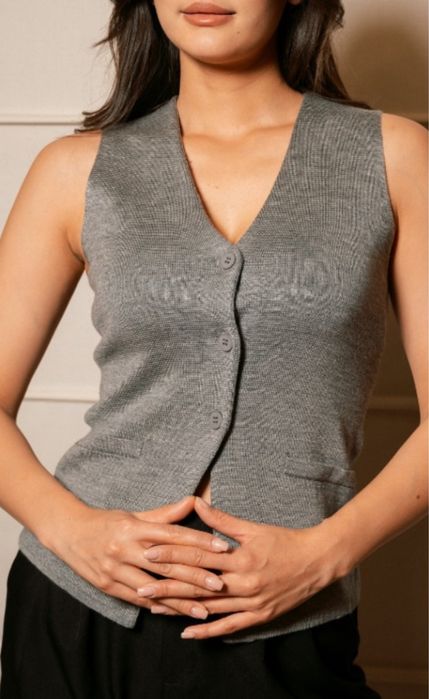 Вязанная жилетка, приталенная