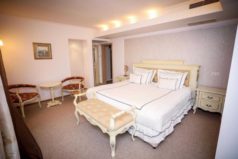 Барокова спалня с нощни шкафчета