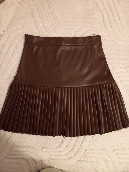 Стилна кожена пола с плисета – нова, елегантна, размер S/M