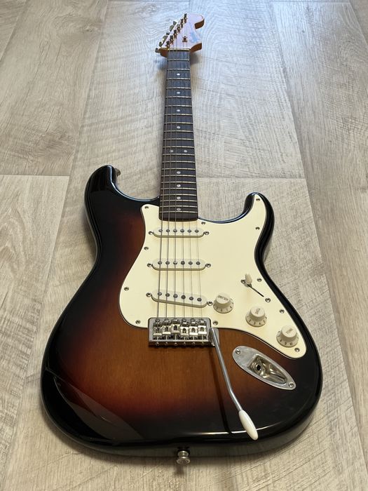 Chitara electrica Stratocaster Squier by Fender Classic Vibe 60s