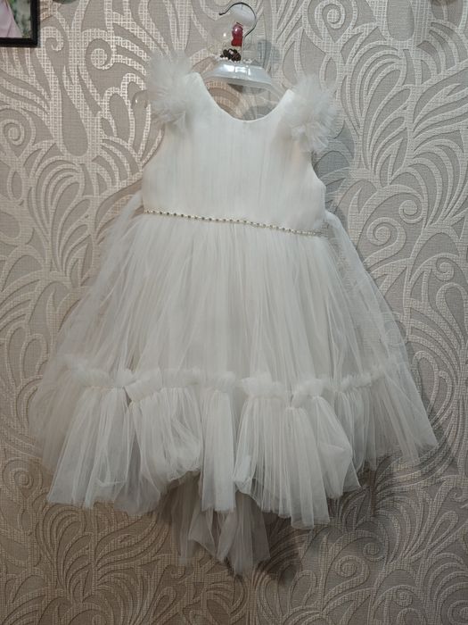 Продам белое пышное платье для девочки 3–4 лет