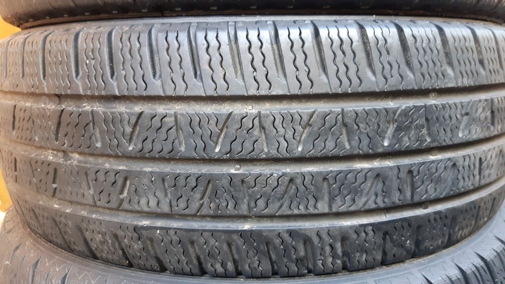 2 anvelope 225/65r16c iarnă marca Pirelli dot 2022,preț 200 lei bucata