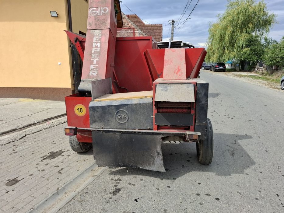 Vând culegatoare porumb