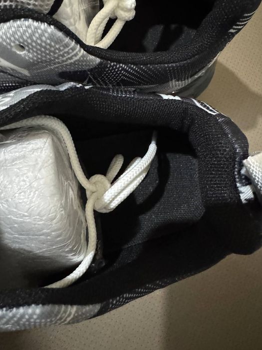 Yangi zamonaviy krossovkalar