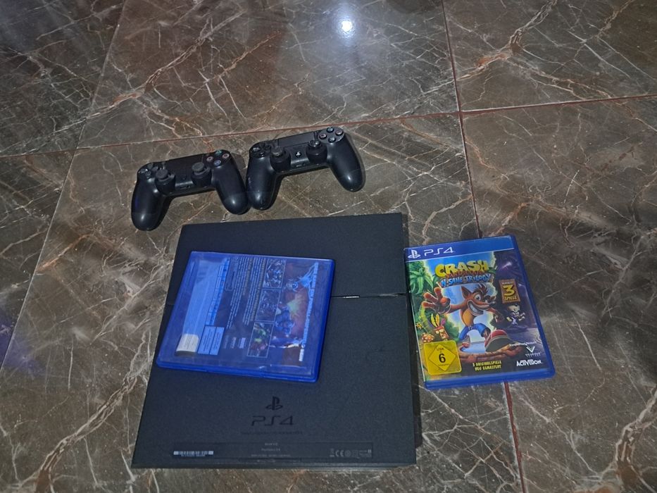 Vând PS4 inclus 2 telecomenzi si 2 jocuri