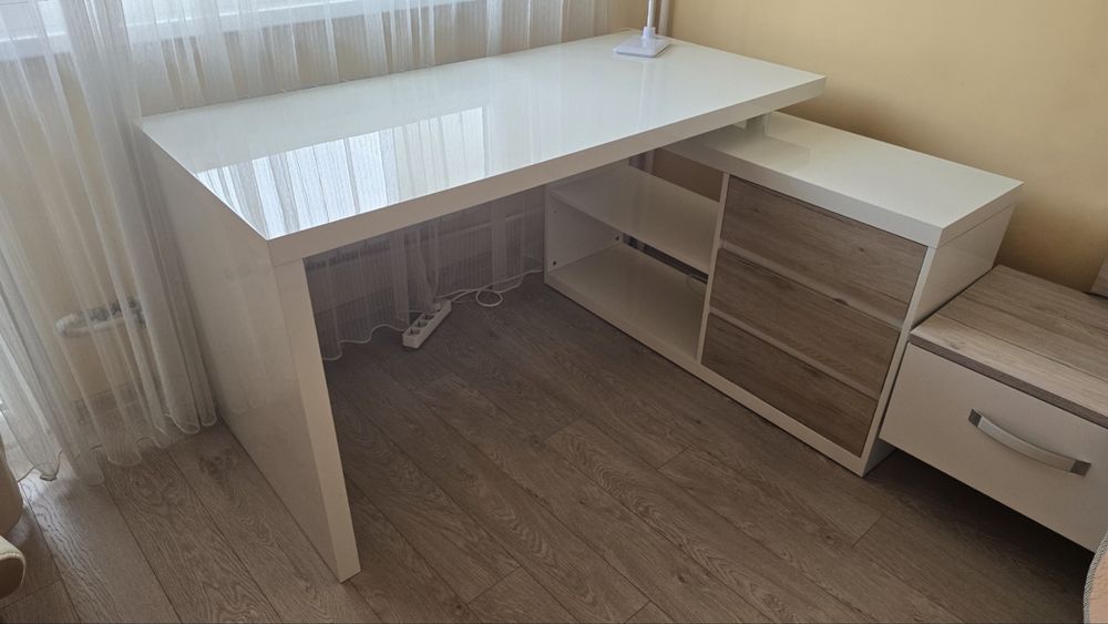 Бюро с чекмеджета и рафтове