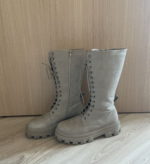 Дамски ботуши в бежово About you