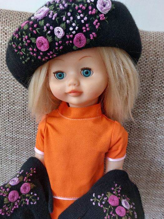 Set din lana 100% cu o foarte frumoasa broderie