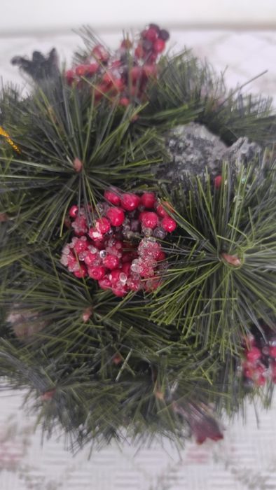 Коледна елха и голяма коледна топка