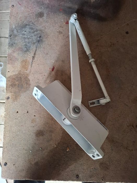 Продается доводчик дверной, белый