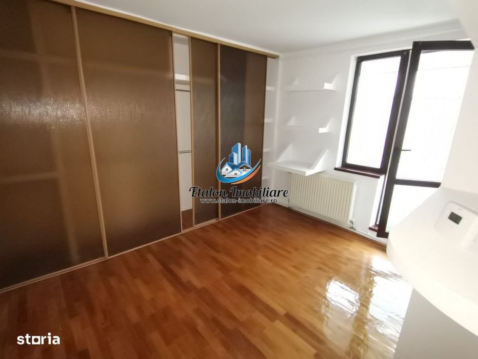 Apartament 3 camere etaj 4, cu pod, zona centrala Piatra Neamt