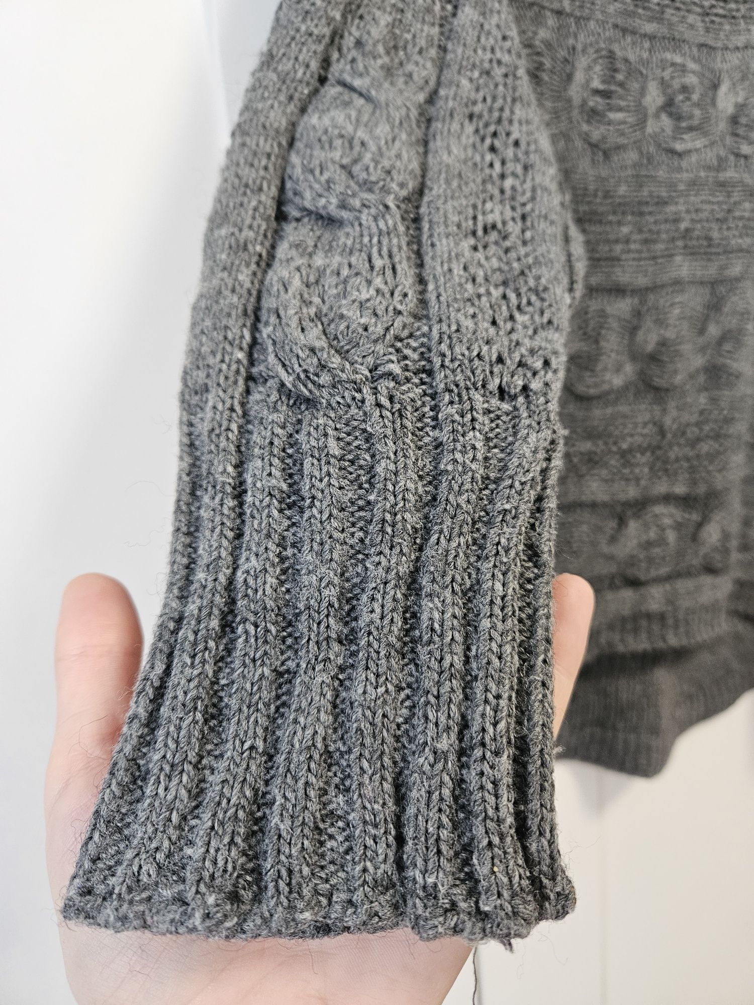 Pulover tricotat
Marime universala (eu l-am purtat pentru S)
22 lei