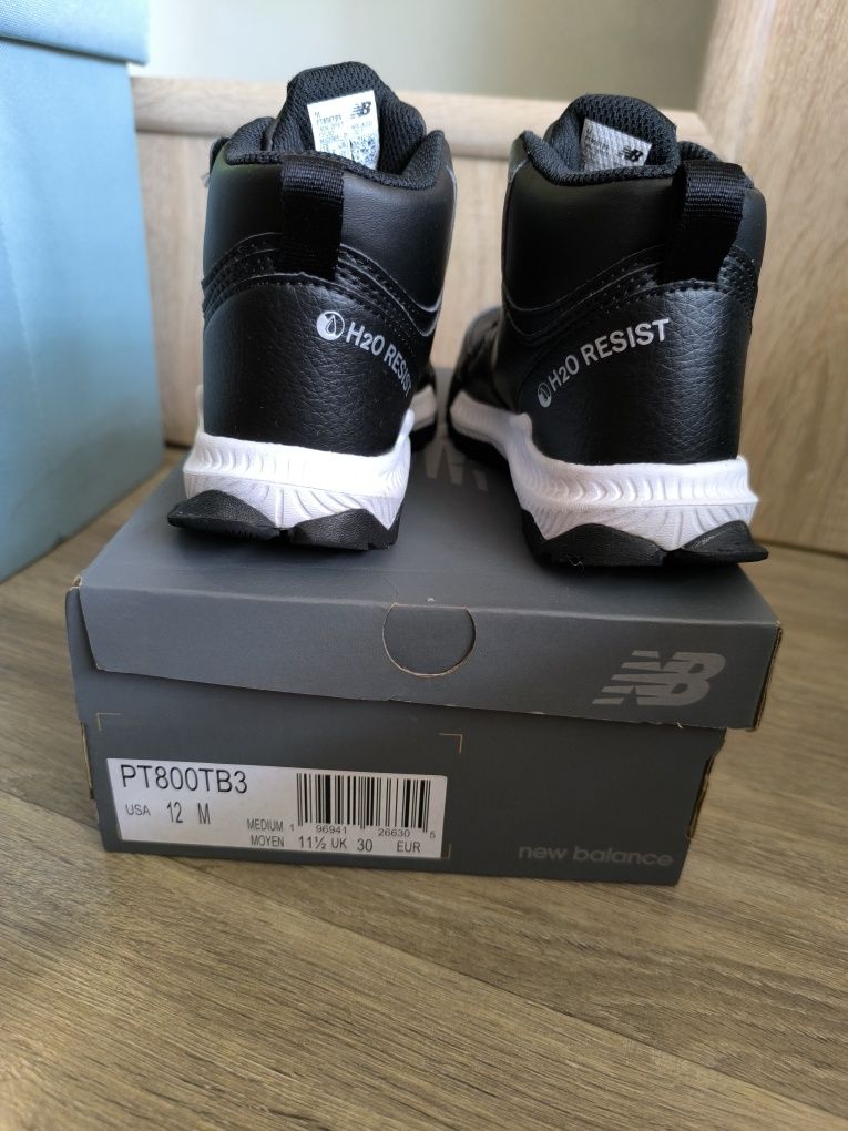 Детски боти New Balance 30 номер