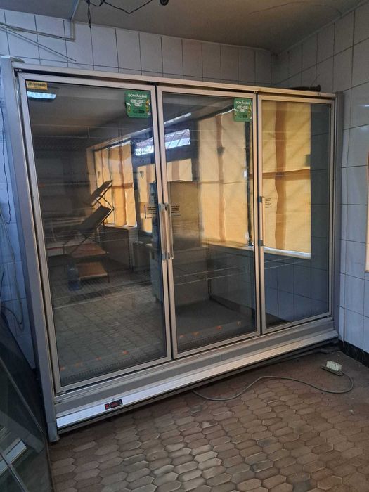 Vitrina frigorifica verticala profesionala cu congelare + agregat