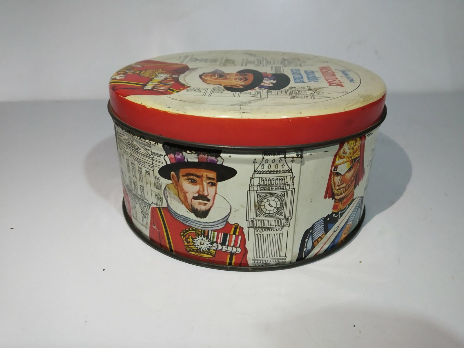 Винтидж метална Английска кутия от бонбони от средата на миналия век
