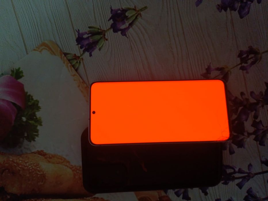 Vând samsung s20 5g  fisurat fata spate