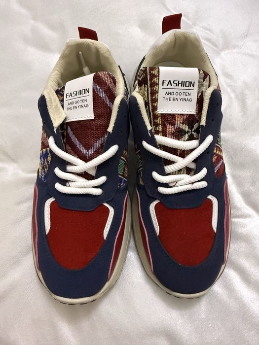 Новые кроссовки.