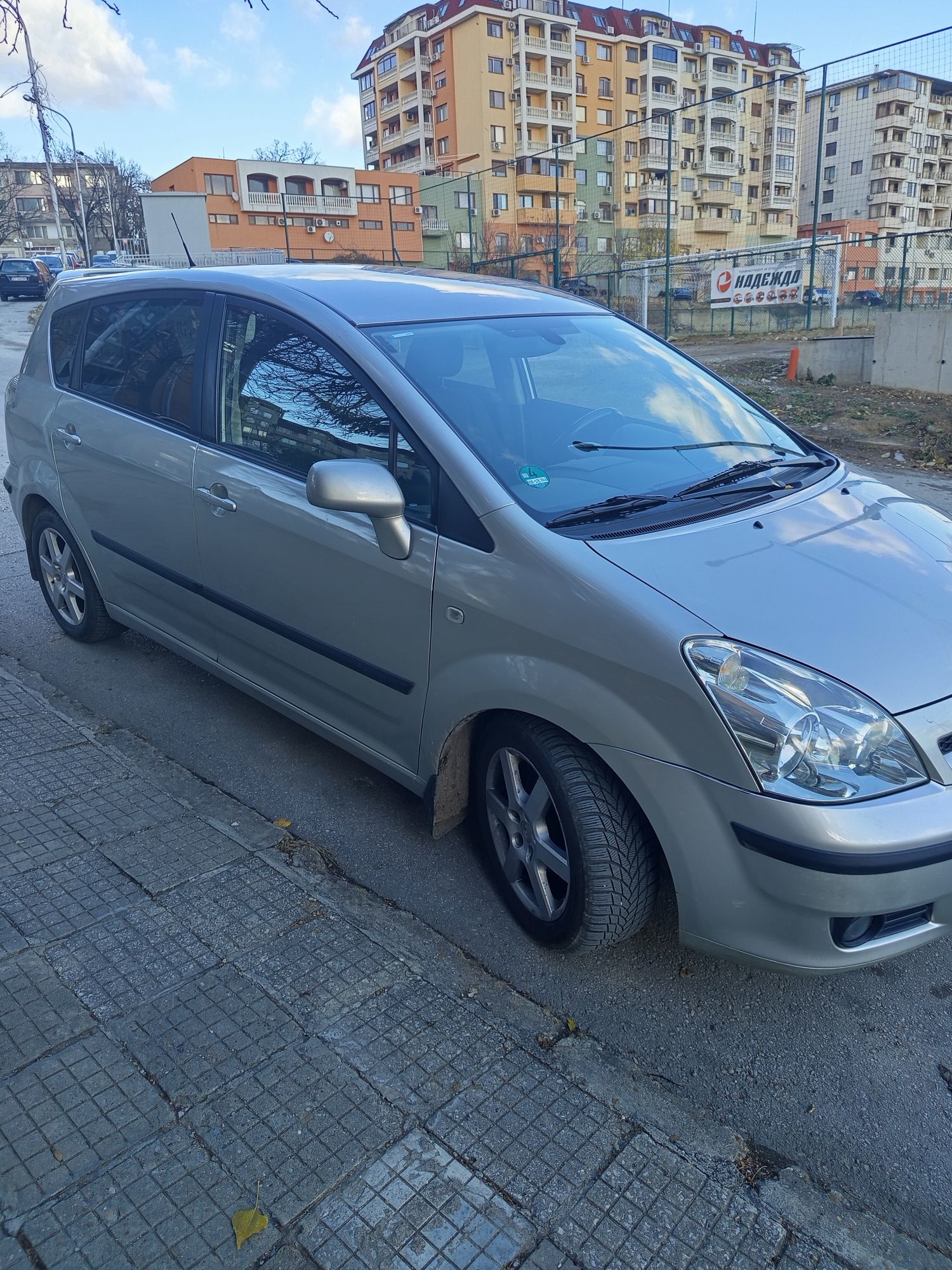 Toyota Corolla verso 1,8, бензин/газ, 129 к.с., автомат, 7 места, 2005