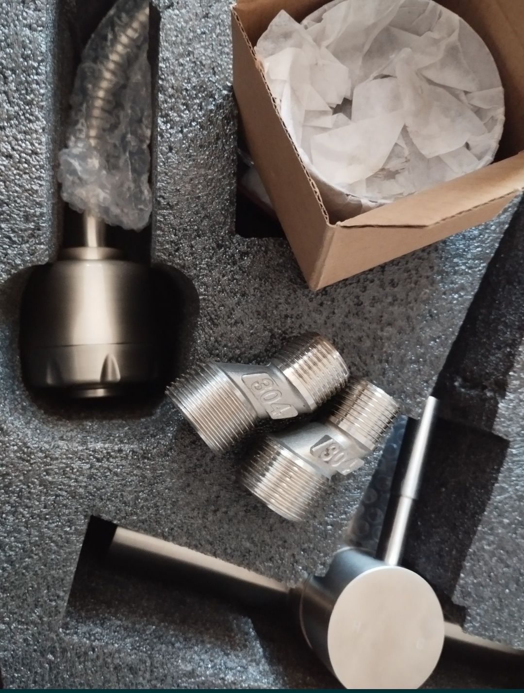 Baterie bucătărie cu prindere pe perete, cu doua moduri spray și norma