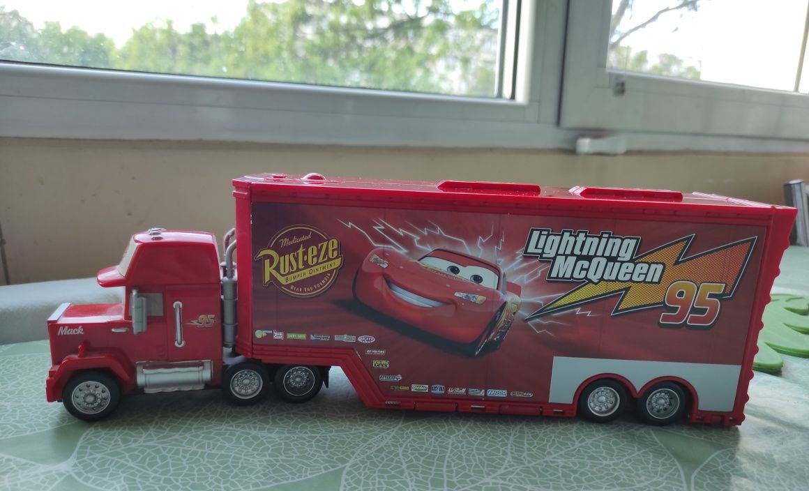 Камион Disney Cars -автовоз с ремарке Lightning McQueen.