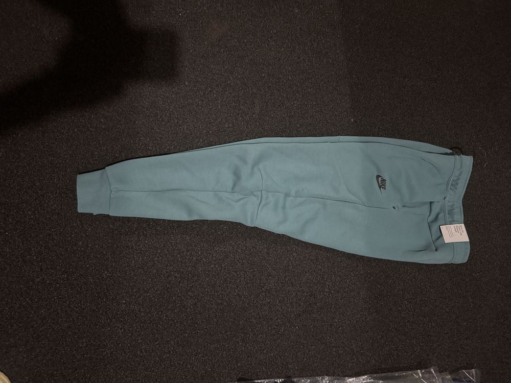 Pantalon Nike Tech Model Anterior