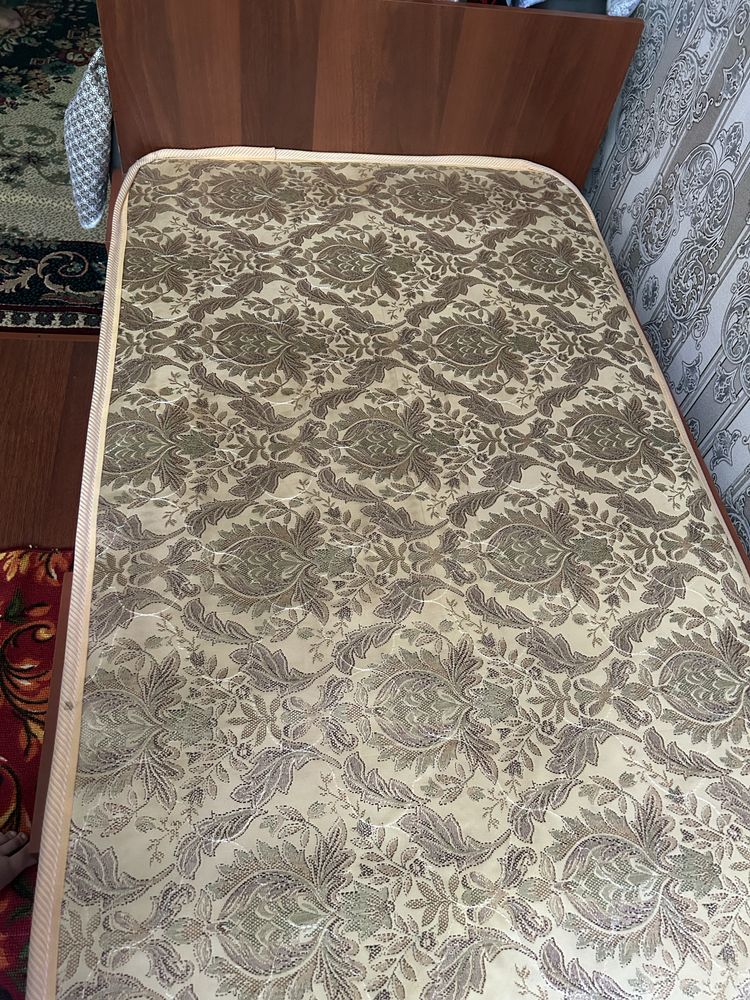 Кровать с матрасом