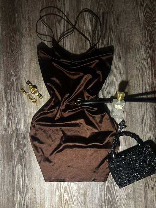 Кафява сатенена рокля