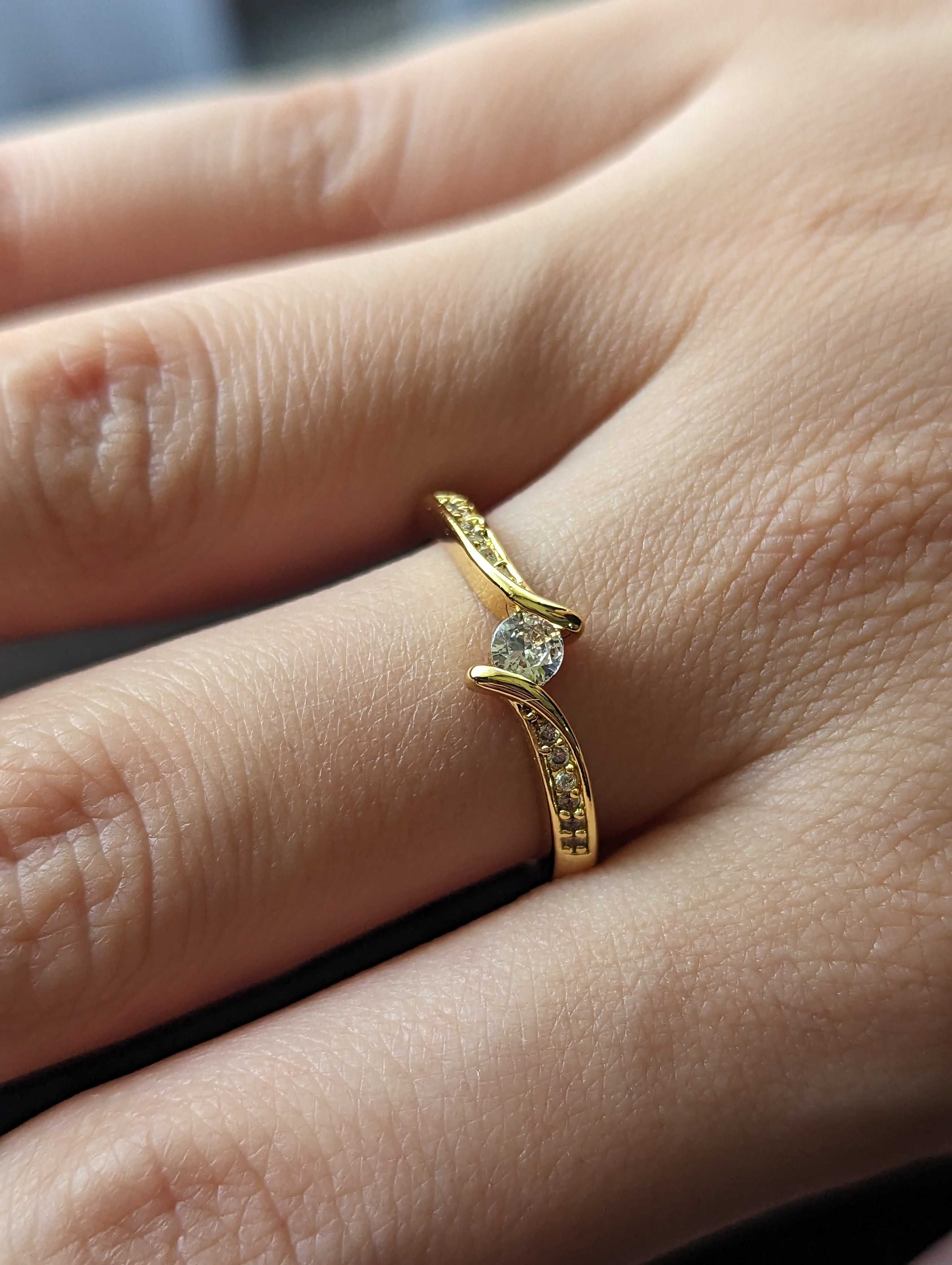 Златен дамски пръстен от медицинско злато(мед стомана)и красив камък.