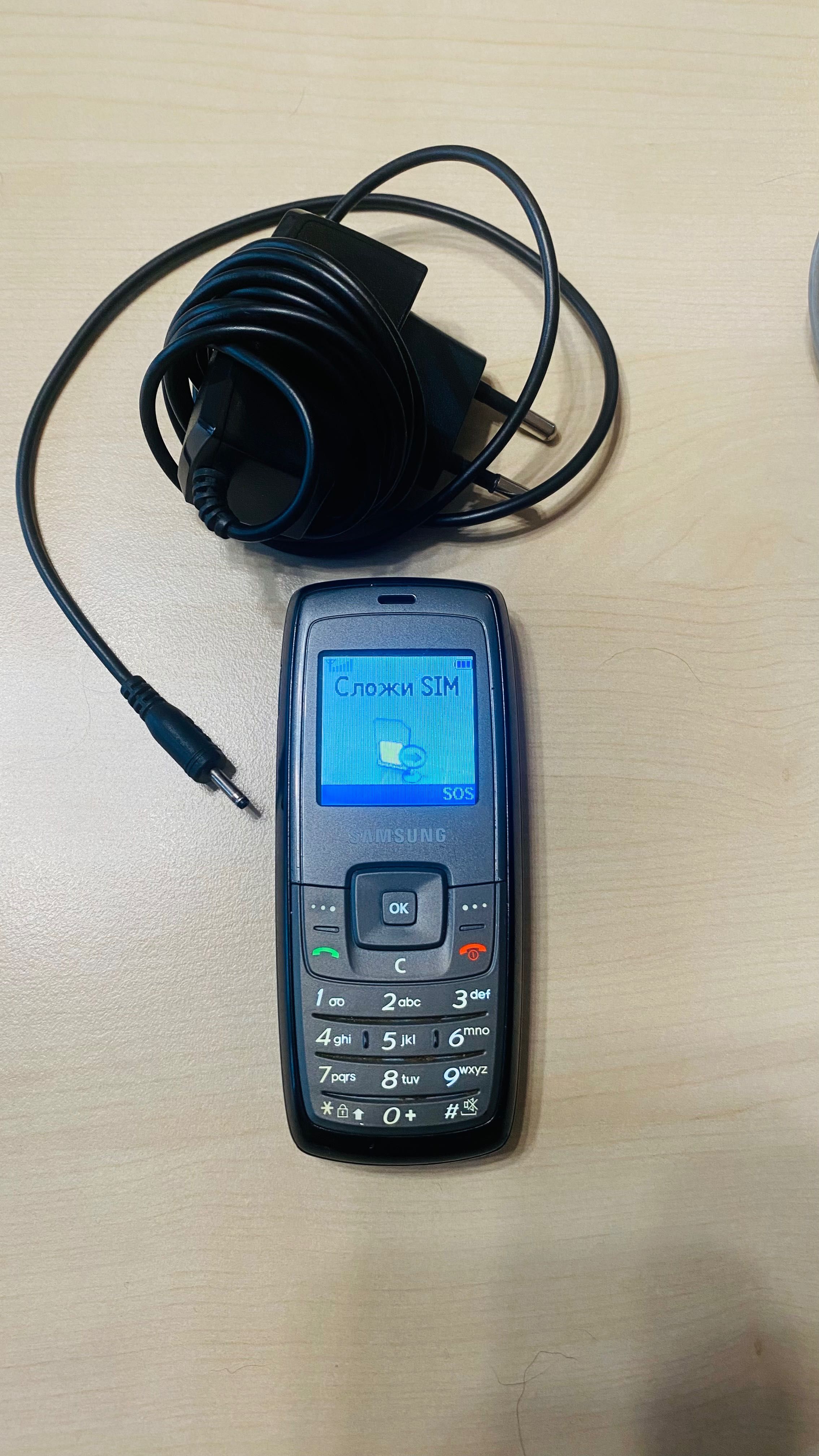 Телефони Samsung и Nokia със зарядно устройство.