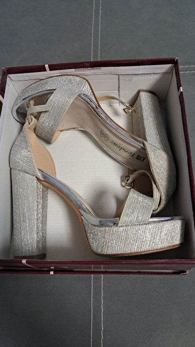 Сребристи сандали на ток