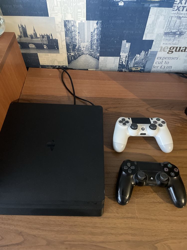 Конзола Ps4 slim с два контролера