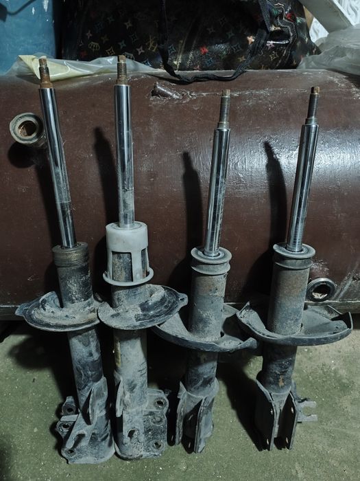 Продаются амортизаторы б/у от джентры смотрите фото.