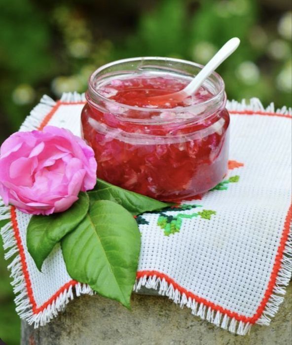 Розова вода и сладко от рози с листенца