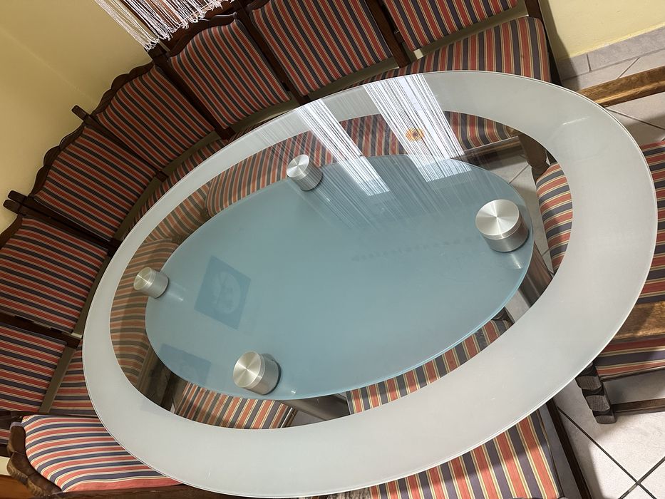 De vânzare – Masă ovală din sticlă, modernă