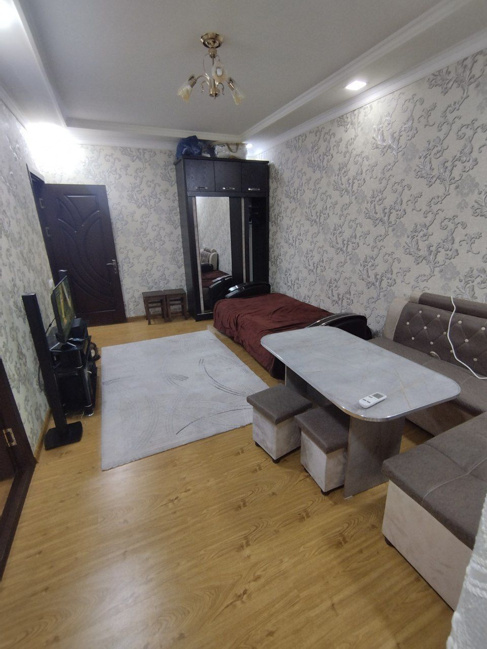 Аренда квартиры 

Чиланзар Ц квартал 
1/3/4  Балкон 1.5*3 метра 
Мебел