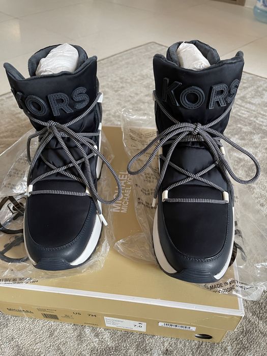 Продам новые дутики -ботинки  MICHAEL KORS