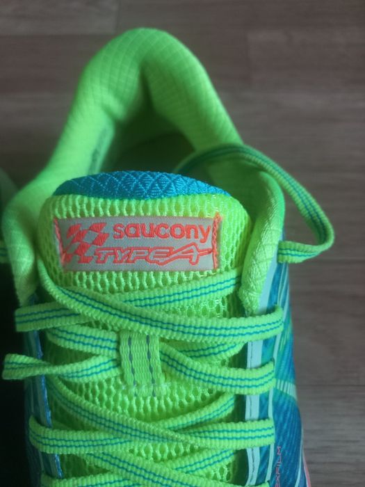 Vând pantofi sport Saucony