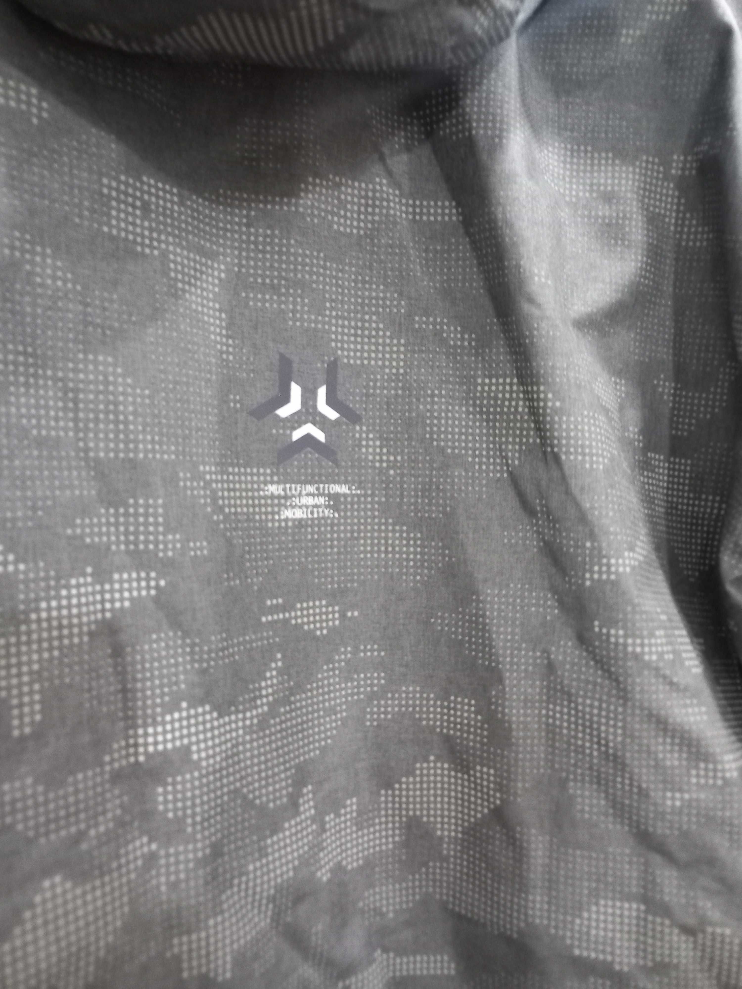 Продаю МУЖСКУЮ куртку  EMPORIO ARMANI 100%оригинал