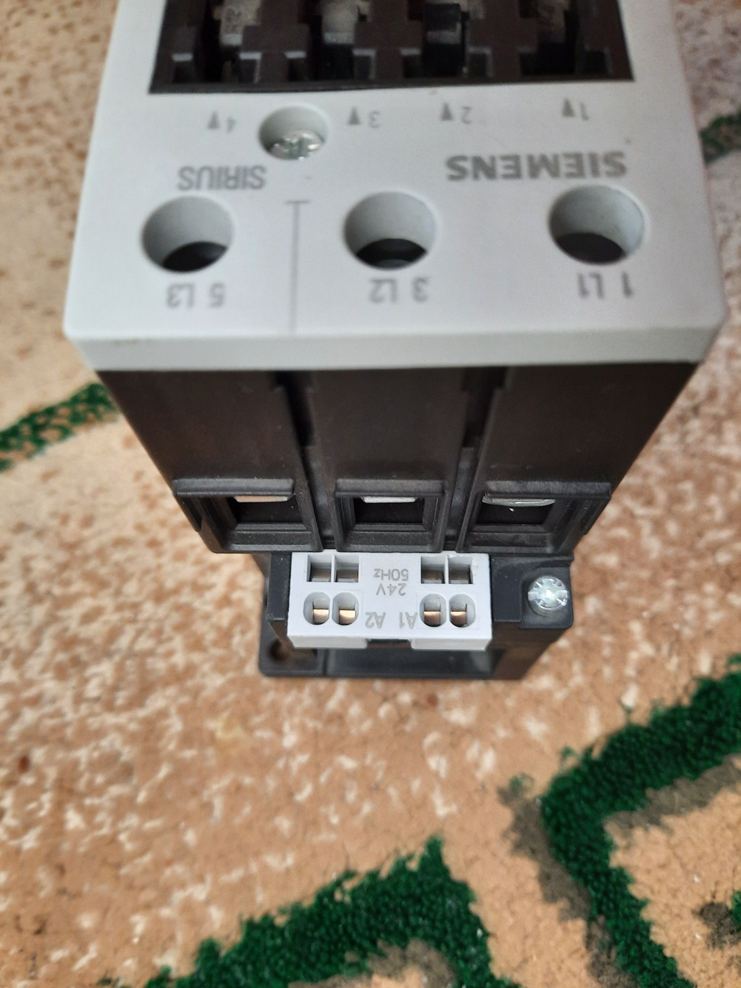 Продаётся новый контактор SIEMENS 3RT1 035-3AB00 катушка 24 V