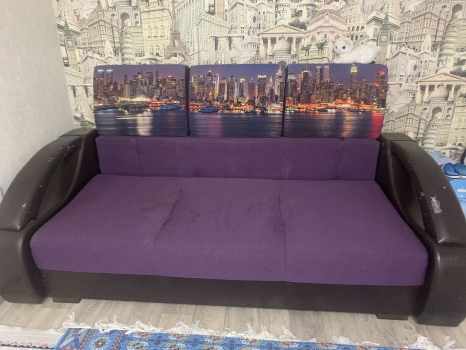 Диван б/у отдаём бесплатно, артында бір екі жеры шығып кеткен.