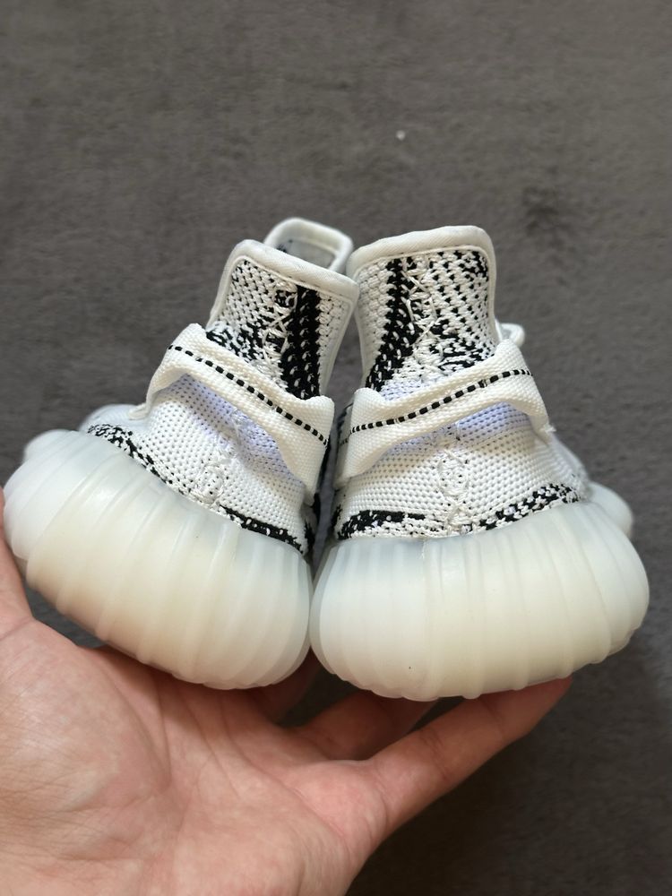 Adidas Yeezy 350 Zebra (CALITATE PREMIUM)