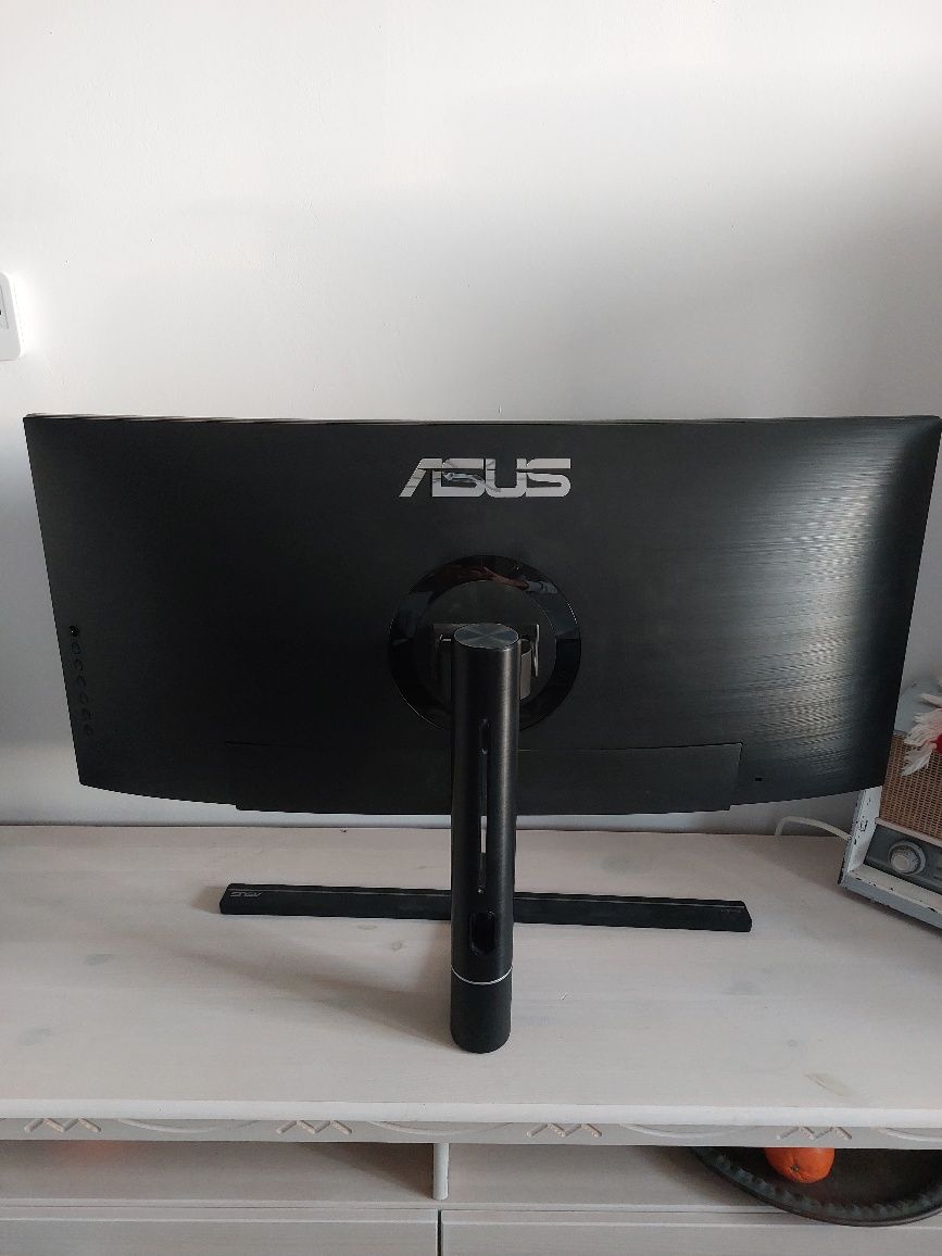 Monitor curbat Asus ProArt 34"