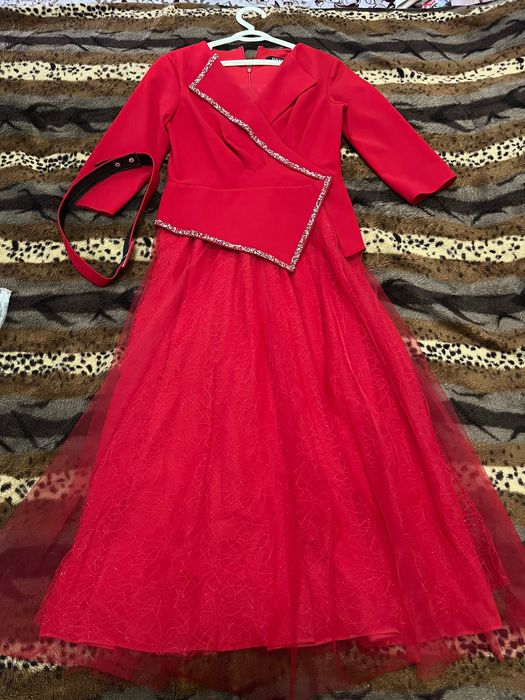 Вечернее красное платье